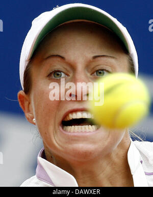 Tennis pro allemande Martina Mueller foucuses sur la balle au cours des derniers 16 ans match contre la russe Svetlana Kuznetsova au Qatar Telecom German Open à l'Steffi-Graf-Stadium de Berlin, Allemagne, 10 mai 2007. Mueller a perdu le premier set à 3-6. Photo : Wolfgang Kumm Banque D'Images