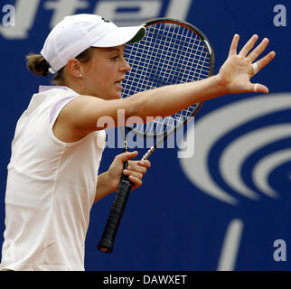 Tennis pro allemande Martina Mueller gestes pendant le dernier match contre seize Kuznetsova russe au Qatar Telecom German Open à Steffi-Graf-Stadium de Berlin, Allemagne, 10 mai 2007. Mueller a perdu le premier set à 3-6. Photo : Wolfgang Kumm Banque D'Images