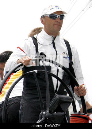 Fichier - Jesper Bank, skipper danois de United Internet Team Germany, tient le gouvernail à bord du bateau Allemand GER 72 à Valence, Espagne, le 26 avril 2007. Banque mondiale a déclaré son retrait de l'Allemagne de l'équipe à la fin de l'année après la première campagne America's Cup allemande avait eu un mauvais rendement à la régate des challengers Louiss Vuitton Cup. Photo : Maurizio Gambarini Banque D'Images