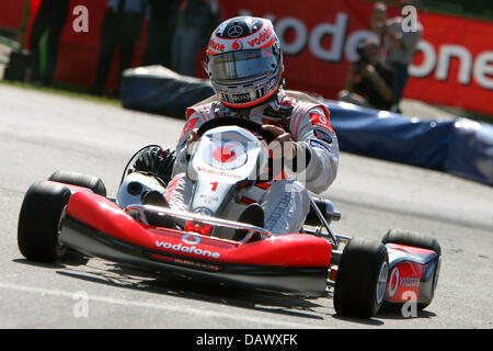 Pilote de Formule 1 espagnol Fernando Alonso de McLaren Mercedes conduit un panier près de la piste de course 'Circuit de Catalunya' dans Montmelo, près de Barcelone, Espagne, 10 mai 2007. Le Grand Prix d'Espagne aura lieu le dimanche, 13 mai 2007. Photo : CARMEN JASPERSEN Banque D'Images