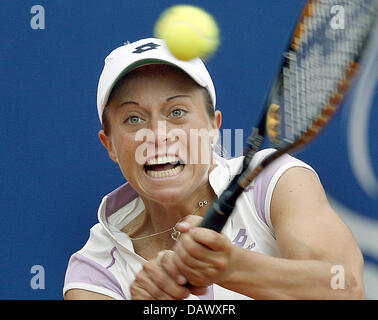 Tennis pro allemande Martina Mueller hits une doublehanded sauvé lors de sa série de seize match contre la russe Svetlana Kuznetsova au Qatar Telecom German Open à l'Steffi-Graf-Stadium de Berlin, Allemagne, 10 mai 2007. Photo : Wolfgang Kumm Banque D'Images