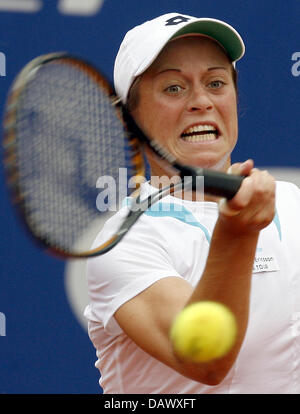 Tennis pro allemande Martina Mueller joue un coup droit lors de sa série de seize match contre la russe Svetlana Kuznetsova au Qatar Telecom German Open à l'Steffi-Graf-Stadium de Berlin, Allemagne, 10 mai 2007. Mueller a perdu le match 3:6, 2:6. Photo : Wolfgang Kumm Banque D'Images