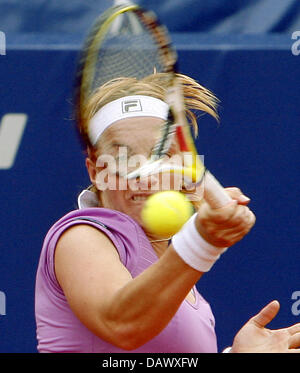 Tennis pro russe Svetlana Kuznetsova frappe un coup droit dans sa série de seize match contre l'Allemand Martina Mueller au Qatar Telecom German Open à l'Steffi-Graf-Stadium de Berlin, Allemagne, 10 mai 2007. Kuznetsova a remporté le match 6:3, 6:2. Photo : Wolfgang Kumm Banque D'Images