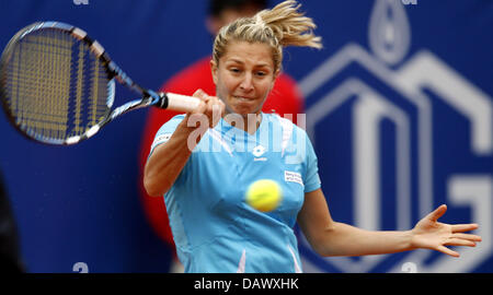 Tennis pro italienne Maria Elena Camerin joue un coup droit contre Henin belge au cours de l'Qatar Telecom German Open à Steffi-Graf-Stadium de Berlin, Allemagne, 11 mai 2007. Henin a remporté le premier jeu avec 6-1. Photo : Wolfgang Kumm Banque D'Images