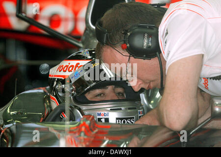 Pilote de Formule 1 espagnol Fernando Alonso (L) de McLaren Mercedes parle avec un mécanicien au cours de la première session d'essais au Circuit de Catalunya' race track à proximité de Barcelone, Espagne, 11 mai 2007. 2007 Le Grand Prix de Formule 1 Espagne a lieu le 13 mai. Photo : JENS BUETTNER Banque D'Images