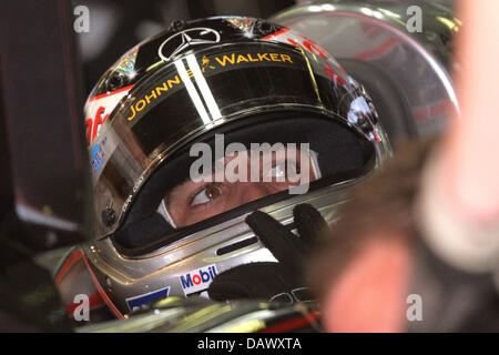 Pilote de Formule 1 espagnol Fernando Alonso de McLaren Mercedes est assis dans sa voiture lors de la troisième session d'essais sur le circuit de Catalogne près de Barcelone, Espagne, 12 mai 2007. 2007 Le Grand Prix de Formule 1 Espagne a lieu le 13 mai. Photo : Jens Buettner Banque D'Images