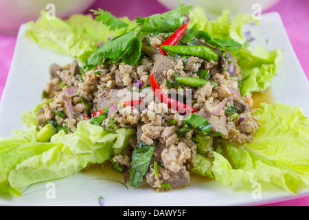 La cuisine thaïlandaise Larb Moo Salade de porc haché épicé Banque D'Images