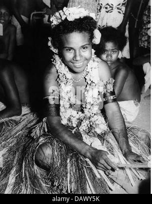 People, Children, Papouasie-Nouvelle-Guinée, jeune fille établit le rythme de la danse en battant deux bâtons sur un tambour indigène, vers 1960, droits additionnels-Clearences-non disponible Banque D'Images