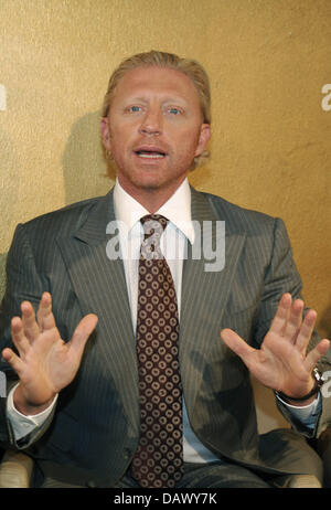 Pro tennis Boris Becker gestes au cours de la présentation de la nouvelle "Boris Becker' (BB) collection de tennis à Hambourg, Allemagne, 14 mai 2007. La collection comprend les sacs BB, raquettes et vêtements fonctionnels. Un joueur de tennis, de rappeler les points forts de triple-vainqueur de Wimbledon-Becker, fonctionne comme le logo de la collection. Photo : Wolfgang Langenstrassen Banque D'Images