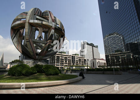 La photo montre une sculpture après le dessin de Léonard de Vinci "homme de Vitruve" dans le quartier de Centro Direzionale, à Naples, en Italie, le jeudi, 10 mai 2007. Photo : Lars Halbauer Banque D'Images