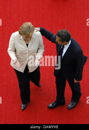 La chancelière allemande, Angela Merkel (CDU) et le nouveau président français Nicolas Sarkozy se tenir sur le tapis rouge en face de la chancellerie à Berlin, Allemagne, 16 mai 2007. C'est la première visite de Sarkozy à l'étranger sur le premier jour de son mandat. Photo : Johannes Eisele Banque D'Images