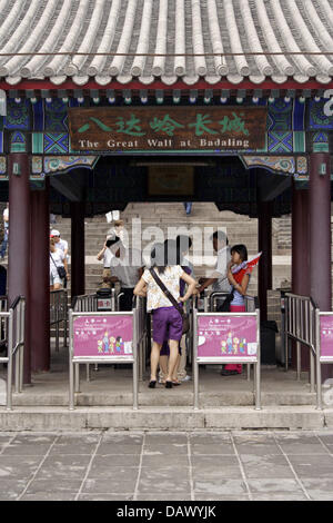 (Afp) - l'image montre l'entrée de la Grande Muraille de Chine près de Pékin, Chine, 28 juin 2006. Photo : Lars Halbauer Banque D'Images