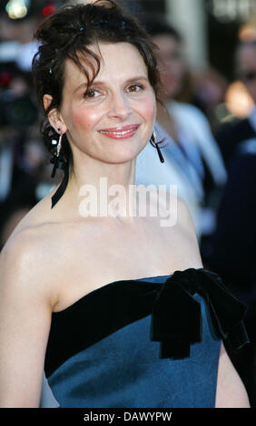 L'actrice française Juliette Binoche pose sur le tapis rouge lors de la première du film 'zodiac' au 60e Festival de Cannes, France, 17 mai 2007. Photo : Hubert Boesl Banque D'Images