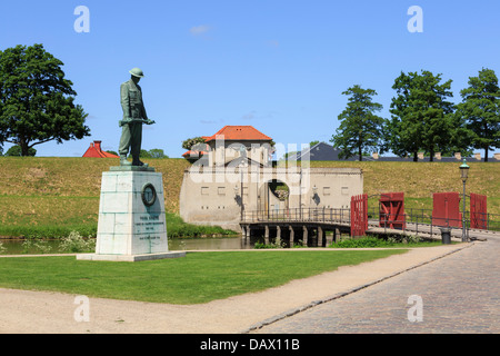 War Memorial statue d'un soldat par pont sur les douves intérieures de porte du roi entrée de Kastellet fortifiée Copenhague, Danemark Banque D'Images
