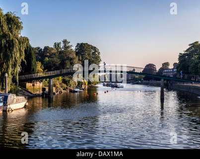 Vue sur la Tamise. Cycliste sur la passerelle vers l'île d'Eel Pie qui n'est accessible que par ce pont ou par bateau - Twickenham, Londres, Royaume-Uni Banque D'Images