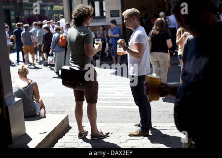 Juillet 19, 2013 - Londres, Royaume-Uni - touristes et habitants profiter des boissons froides et des magasins de Londres journée d'été chaude au Borough Market, connu comme le countryÃ¢ ? ?s plus célèbre marché alimentaire, London, UK (crédit Image : ©/ZUMAPRESS.com) Lukasova Veronika Banque D'Images