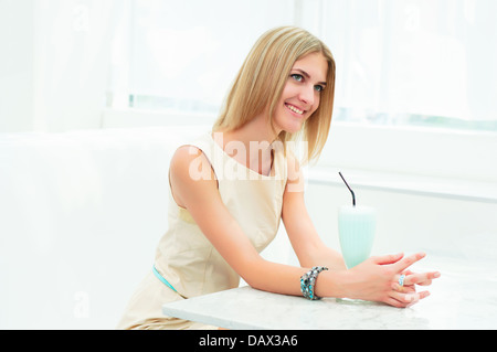 Portrait d'une belle femme dans le café Banque D'Images