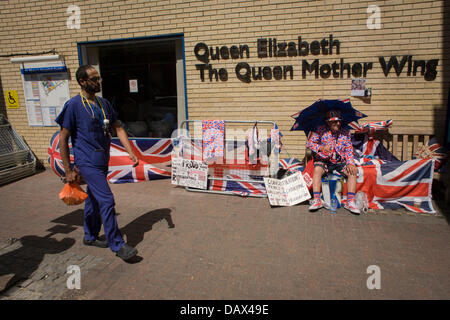 Londres le 19 juillet 2013 : le personnel du NHS passe la tension monte comme royaliste à l'extérieur de l'Hôpital St Mary, Paddington Londres, où les médias et attends des nouvelles de royalistes Kate, duchesse de Cambridge et du travail l'explosion imminente de la naissance. Certains ont fait du camping, et ce pour une durée maximale de deux semaines au cours d'une canicule au Royaume-Uni, après avoir empoché les meilleurs endroits où un héritier au trône britannique sera finalement montré au monde. Copyright Richard Baker/Alamy Live News Banque D'Images