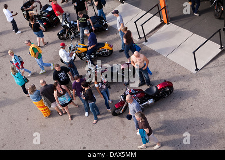 Les gens regardent les motos Harley-Davidson sur le Henry W. Maier Festival Park (Summerfest Grounds) à Milwaukee Banque D'Images