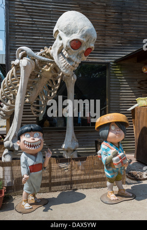 GeGeGe no Kitaro caractères en dehors d'un magasin de souvenirs à Sakaiminato, Japon Banque D'Images