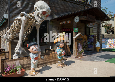 GeGeGe no Kitaro caractères en dehors d'un magasin de souvenirs à Sakaiminato, Japon Banque D'Images