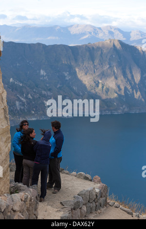 Les touristes visitent le lac de cratère de Quilotoa dans la région andine de l'Equateur Cotopaxi. C'est le coucher du soleil avec un bon éclairage Banque D'Images