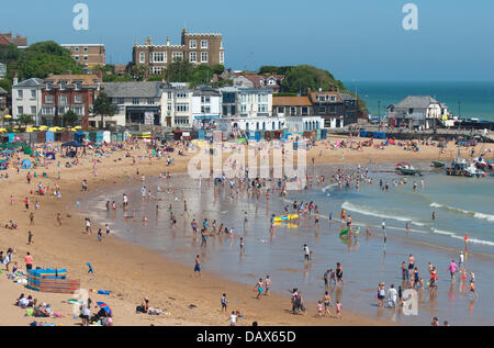 Broadstairs, Kent, Angleterre. Les gens sur la plage, dans la baie de Viking. Juillet 2013 Banque D'Images