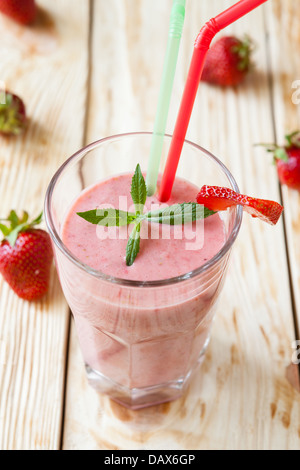 Smoothie aux fraises avec du lait, Close up Banque D'Images