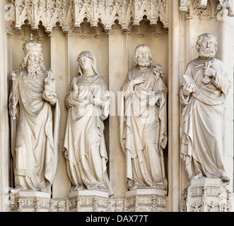 Vienne - 3 juillet : Statue de portail ouest de l'église gothique Maria am Gestade le 3 juillet 2013 à Vienne. Banque D'Images