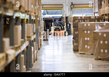 Un entrepôt industriel plein de boîtes de carton sur l'étalage. Banque D'Images