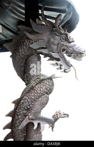 Le dragon noir des statues dans temple chinois sur fond blanc. Banque D'Images