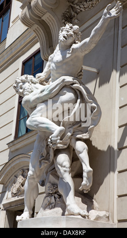 Vienne - Statue de Hercules Antaeus de combat à partir de l'entrée au Palais Hofburg Banque D'Images