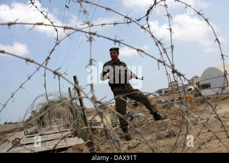 Rafah, bande de Gaza, territoire palestinien. 19 juillet, 2013. Un garde frontière palestinienne monte la garde près de la les tunnels de contrebande qui relie la bande de Gaza et l'Egypte à Rafah, au sud de la bande de Gaza, le 19 juillet 2013. Depuis la chute de l'Égypte, le président Mohamed Morsi, l'armée égyptienne a explosé et détruit au bulldozer plusieurs des centaines de tunnels de contrebande creusés sous la frontière avec Gaza, qui servira de ligne d'alimentation principale pour l'enclave, 1,7 million de personnes Crédit : Ashraf Amra/APA Images/ZUMAPRESS.com/Alamy Live News Banque D'Images