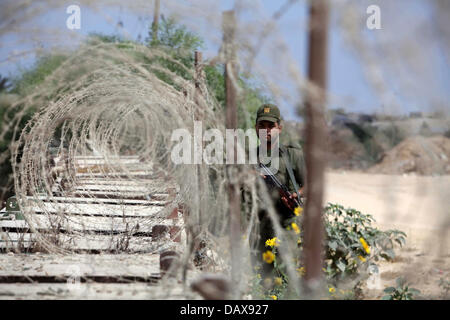 Rafah, bande de Gaza, territoire palestinien. 19 juillet, 2013. Un garde frontière palestinienne monte la garde près de la les tunnels de contrebande qui relie la bande de Gaza et l'Egypte à Rafah, au sud de la bande de Gaza, le 19 juillet 2013. Depuis la chute de l'Égypte, le président Mohamed Morsi, l'armée égyptienne a explosé et détruit au bulldozer plusieurs des centaines de tunnels de contrebande creusés sous la frontière avec Gaza, qui servira de ligne d'alimentation principale pour l'enclave, 1,7 million de personnes Crédit : Ashraf Amra/APA Images/ZUMAPRESS.com/Alamy Live News Banque D'Images