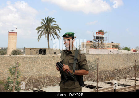 Rafah, bande de Gaza, territoire palestinien. 19 juillet, 2013. Un garde frontière palestinienne monte la garde près de la les tunnels de contrebande qui relie la bande de Gaza et l'Egypte à Rafah, au sud de la bande de Gaza, le 19 juillet 2013. Depuis la chute de l'Égypte, le président Mohamed Morsi, l'armée égyptienne a explosé et détruit au bulldozer plusieurs des centaines de tunnels de contrebande creusés sous la frontière avec Gaza, qui servira de ligne d'alimentation principale pour l'enclave, 1,7 million de personnes Crédit : Ashraf Amra/APA Images/ZUMAPRESS.com/Alamy Live News Banque D'Images