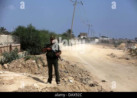 Rafah, bande de Gaza, territoire palestinien. 19 juillet, 2013. Un garde frontière palestinienne monte la garde près de la les tunnels de contrebande qui relie la bande de Gaza et l'Egypte à Rafah, au sud de la bande de Gaza, le 19 juillet 2013. Depuis la chute de l'Égypte, le président Mohamed Morsi, l'armée égyptienne a explosé et détruit au bulldozer plusieurs des centaines de tunnels de contrebande creusés sous la frontière avec Gaza, qui servira de ligne d'alimentation principale pour l'enclave, 1,7 million de personnes Crédit : Ashraf Amra/APA Images/ZUMAPRESS.com/Alamy Live News Banque D'Images