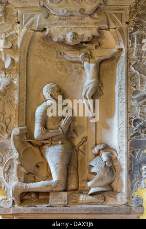 Vienne - 3 juillet : la prière du chevalier pour le corss. Le soulagement de tombeau à Michaelerkirche ou st. Michael church Banque D'Images