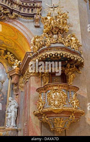 Vienne - 3 juillet : chaire Baroque avec la Sainte Trinité au sommet dans le style baroque st. Peter church ou Peterskirche Banque D'Images