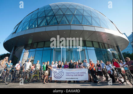 City Hall, London, UK. 19 juillet 2013. Organiser une veillée des sympathisants à l'extérieur de l'Hôtel de ville de Londres, à la mémoire de 4 décès causés par les poids lourds dans la capitale récemment. Les familles endeuillées et les militants demandent que le maire de mettre en œuvre des mesures qui permettront de protéger les piétons et cyclistes Crédit : Lee Thomas/Alamy Live News Banque D'Images