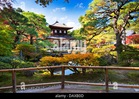 Ginkaku-ji à Kyoto, au Japon au cours de la saison d'automne. Banque D'Images