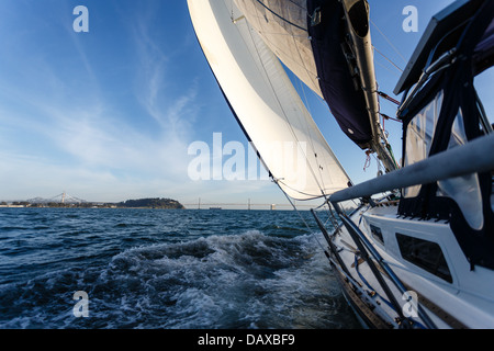 Vue latérale du voilier de course comme il se dirige pour le Bay Bridge à San Francisco bay sur une journée ensoleillée Banque D'Images