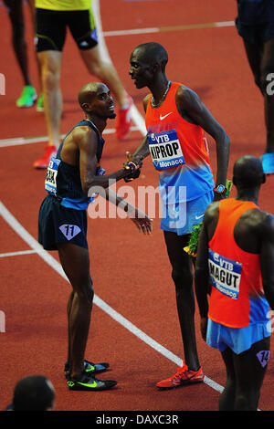 Monaco. 19 juillet, 2013. Asbel Kiprop du Kenya est félicité par Mo Farah de GBR après avoir remporté le 1500m hommes au cours de la réunion de la Ligue de diamant Herculis du Stade Louis II de Monaco. Credit : Action Plus Sport Images/Alamy Live News Banque D'Images