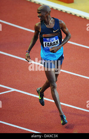 Monaco. 19 juillet, 2013. Mo Farah est heureux pour Asbel Kiprop s'est comme il remporte le 1500 mètres course pendant la réunion de la Ligue de diamant Herculis du Stade Louis II de Monaco. Credit : Action Plus Sport Images/Alamy Live News Banque D'Images