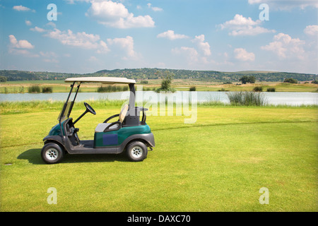 Lac vert et au terrain de golf dans l'ouest de la Slovaquie et de golf Voiture Banque D'Images