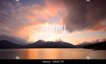 Le lac Chuzenji à Nikko, Japon au coucher du soleil. Banque D'Images