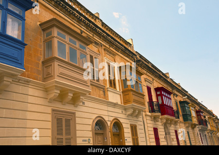Vieilles maisons élégantes avec un balcon traditionnel maltais à Rabat, Malte. Banque D'Images