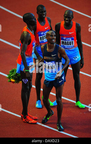 Monaco. 19 juillet, 2013. Asbel Kiprop du Kenya a félicité par Mo Farah de GBR après avoir remporté le 1500m hommes au cours de la réunion de la Ligue de diamant Herculis du Stade Louis II de Monaco. Credit : Action Plus Sport Images/Alamy Live News Banque D'Images