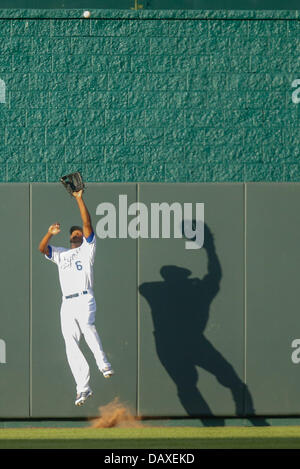 Kansas City, MO, USA. 19 juillet, 2013. 19 juillet 2013 : Lorenzo Cain # 6 des Royals de Kansas City fait un saut prises à mettre fin à la première manche pour les tigres au cours de la MLB match entre les Tigers de Detroit et les Royals de Kansas City à Kauffman Stadium de Kansas City MO Credit : csm/Alamy Live News Banque D'Images