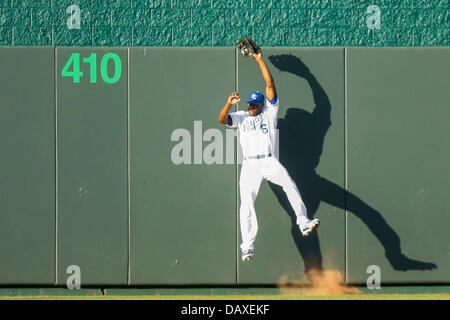 Kansas City, MO, USA. 19 juillet, 2013. 19 juillet 2013 : Lorenzo Cain # 6 des Royals de Kansas City fait un saut prises à mettre fin à la première manche pour les tigres au cours de la MLB match entre les Tigers de Detroit et les Royals de Kansas City à Kauffman Stadium de Kansas City MO Credit : csm/Alamy Live News Banque D'Images