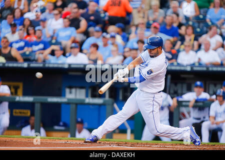 Kansas City, MO, USA. 19 juillet, 2013. 19 juillet 2013 : Eric Hosmer # 35 des Royals de Kansas City se connecte avec un pas en première manche au cours de la MLB match entre les Tigers de Detroit et les Royals de Kansas City à Kauffman Stadium de Kansas City MO Credit : csm/Alamy Live News Banque D'Images